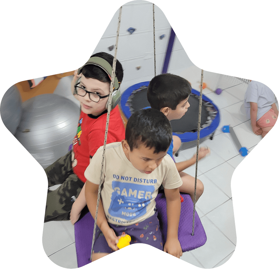 Niños participando en una actividad del nuevo centro