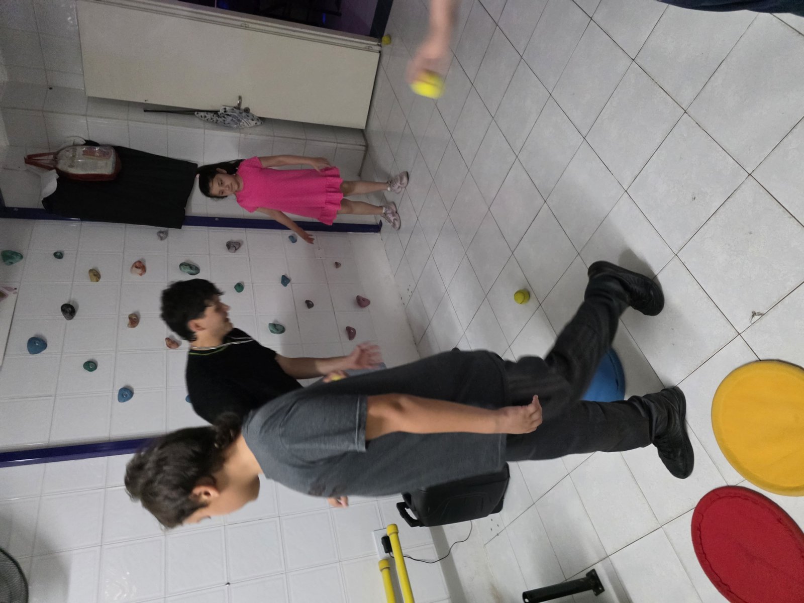 Actividad de movimiento y juego con pelotas en Nido