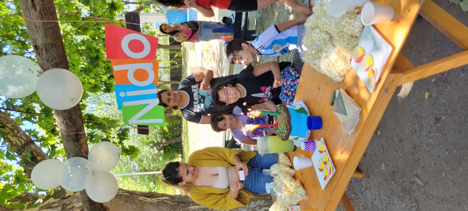 Una familia celebrando un cumpleaños en Nido